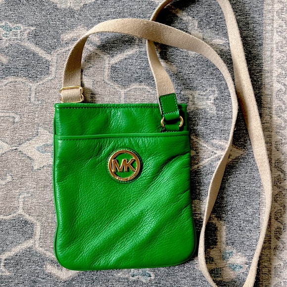 Michael Kors crossbody. EUC - Picture 3 of 7